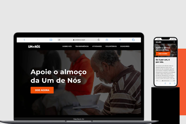 Mockup premium combinando MacBook e iPhone com a Home Page da ONG Um de Nós em alta resolução.