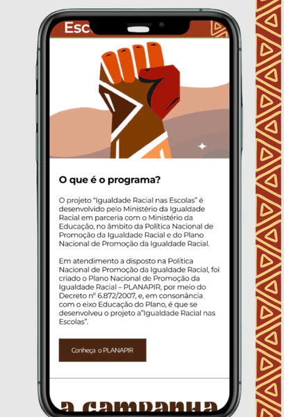 Mockup de interface mobile exibindo ilustração simbólica de resistência e texto explicativo sobre o programa de Igualdade Racial nas Escolas.
