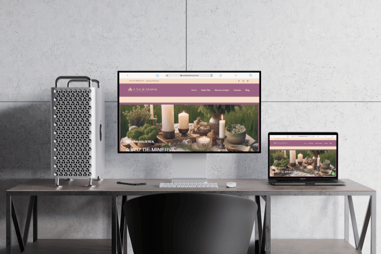Ambiente de escritório sênior com monitor exibindo o site institucional A Voz de Minerva, focado em terapias holísticas.
